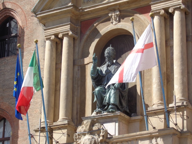 Statue von Papst Gregor am Palazzo Comunale
