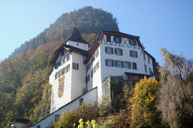 Burgfluh (981m) and castle of Wimmis