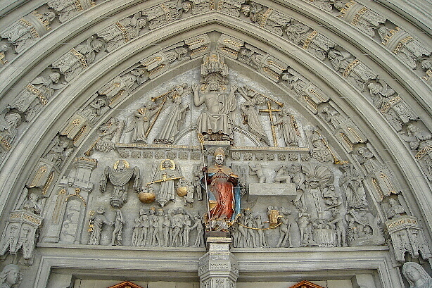Über dem Eingangsportal der Kathedrale St. Nicolas