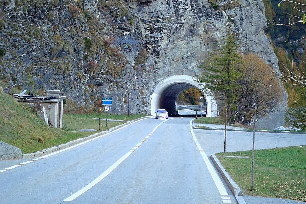 Der Einstieg ist rechts vom Tunnel