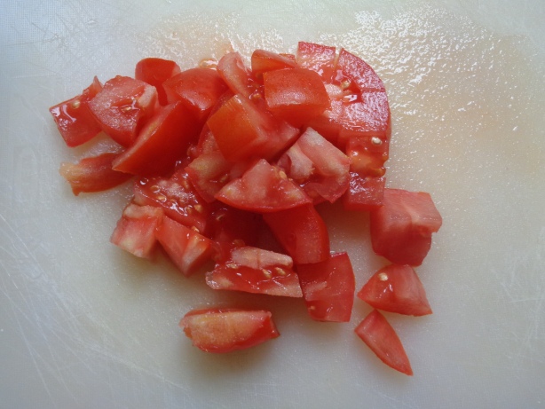 Die Tomaten schneiden