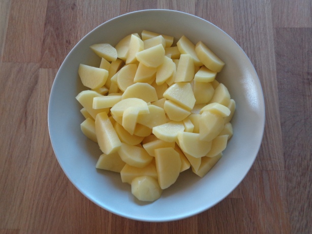 Peel the potatoes and cut them in small pieces