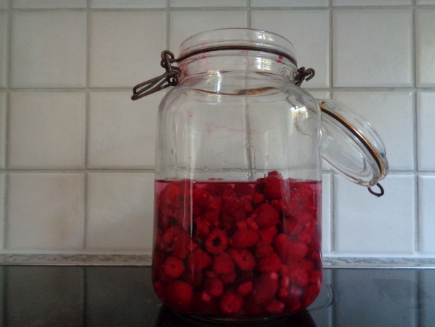 Add the schnaps in the jar to the raspberries