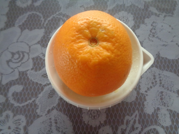 Saft von den Orangen auspressen