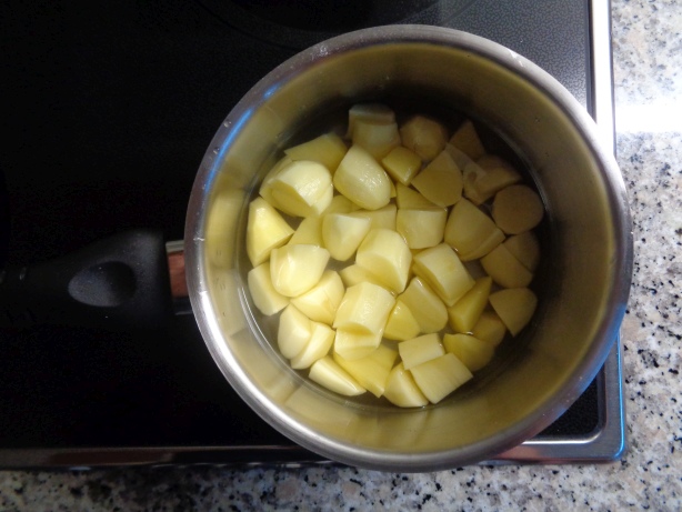 Die Kartoffeln schälen, in Stücke schneiden und gar kochen