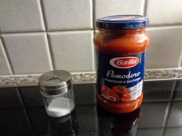 Etwa 400 Gramm Tomatensauce (Sugo) und etwas Salz
