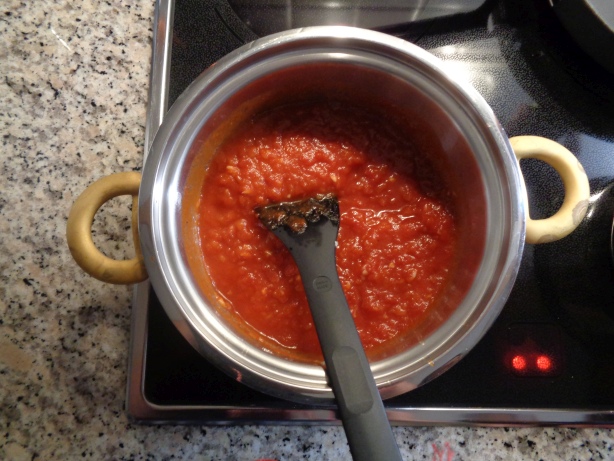 Die Tomatensauce und etwas Salz dazugeben