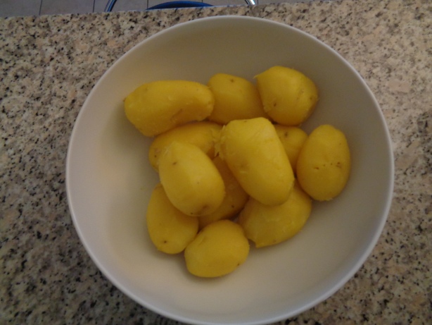Die Kartoffeln schälen