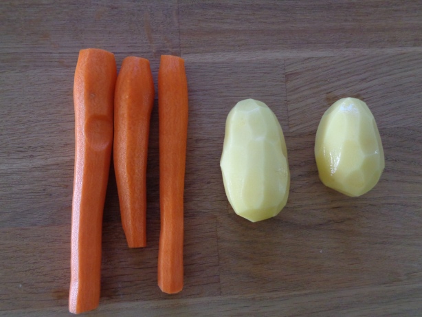 3 Karotten und 2 kleine Kartoffeln
