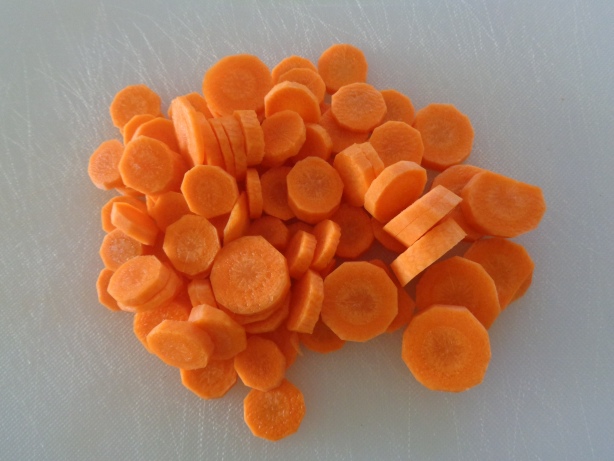 Cut the carrots in small pieces