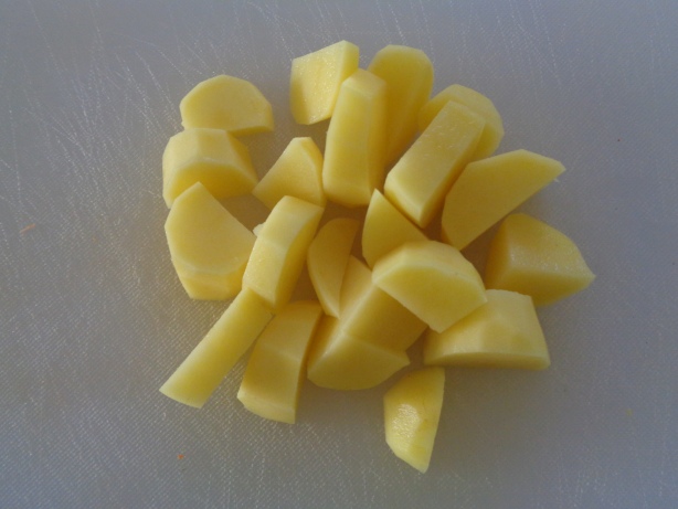 Kartoffeln in kleine Stücke schneiden