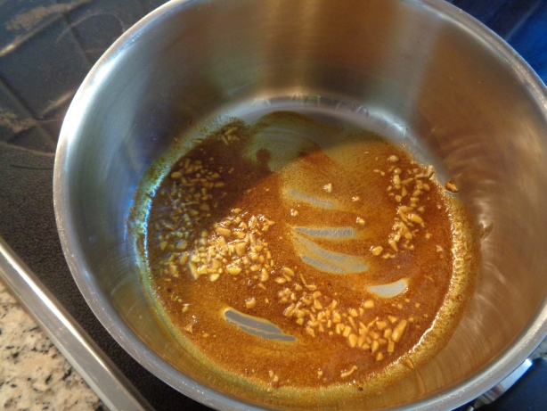 Knoblauch und Curry mit etwas Olivenöl anbraten