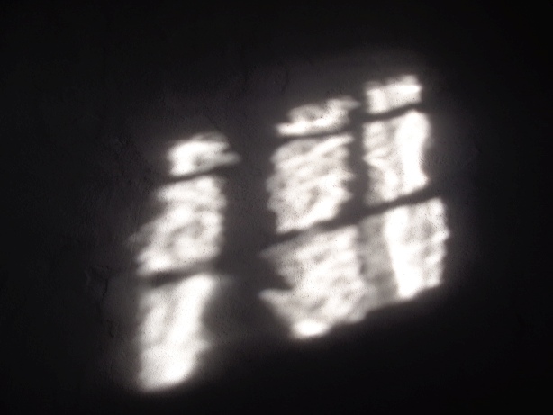 Sonnenlicht an Hauswand