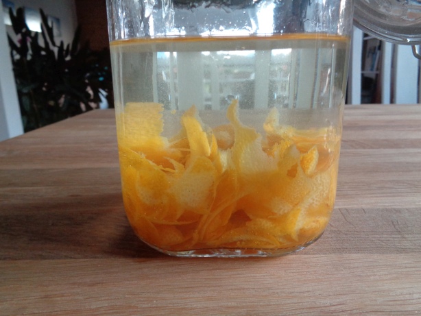 Add the vodka and the yellow fruit skin into a preserving glass