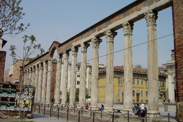 Roman columns ahead of the San Lorenzo Maggiore