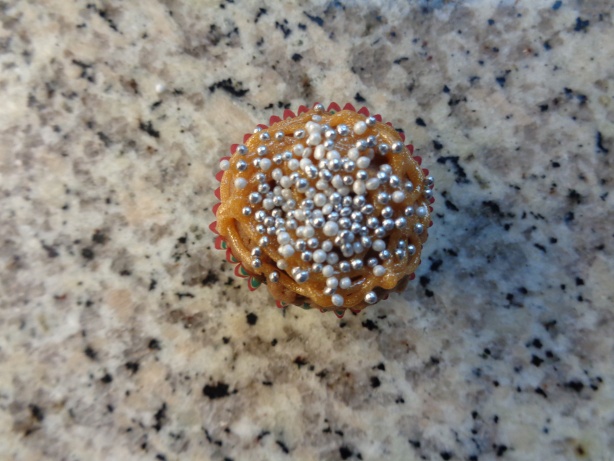 Minimuffin mit silbrigen Zuckerperlen