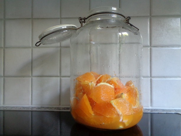 Die Orangen in grosse Stücke schneiden und in ein Einmachglas geben