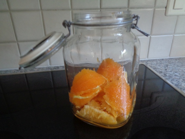 Die Orangen schälen, verschneiden und alle Zutaten in ein Einmachglas