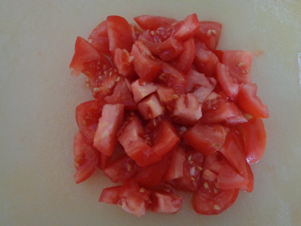Die Tomaten in kleine Stücke schneiden