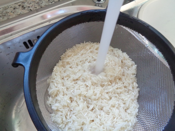 Den Reis gründlich waschen
