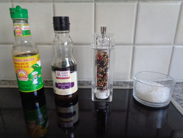 Salt, petter, soja-sauce and sesame-oil