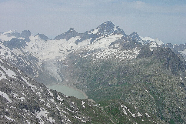 Oberaarsee (2303m) Oberaarhorn (3631m), und Zinggenstock (2916m)