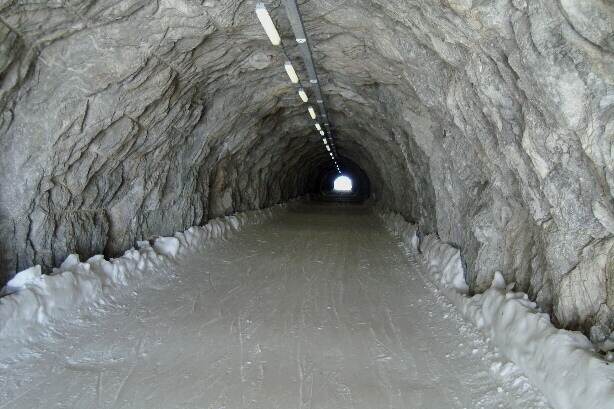 Der Tunnel bei der Bergstation vom Skilift Hohstock