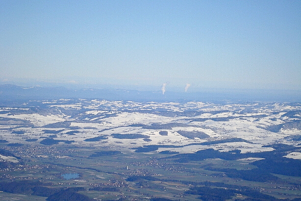 Das Mittelland mit den Dampffahnen von den Kernkraftwerken Gösgen und Leibstadt