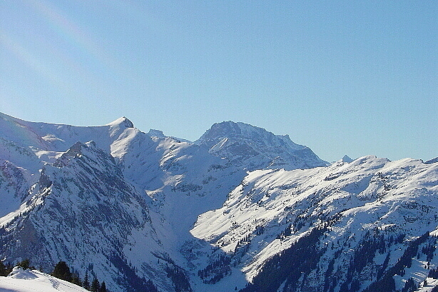Bachfluh (2180m) on the left in the foreground