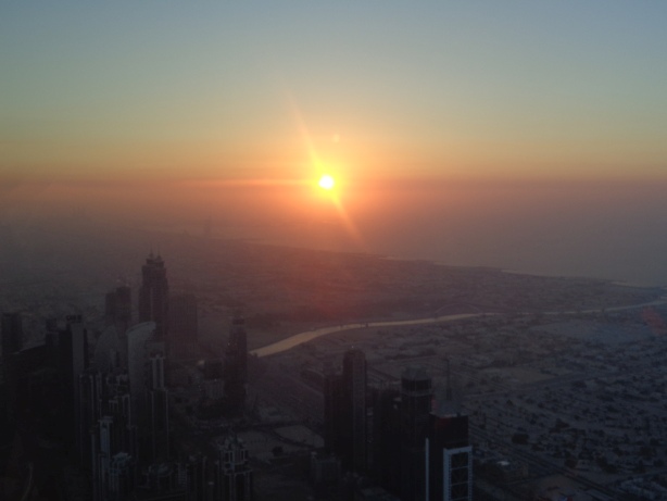 Sonnenuntergang von der Aussichtsplattform vom Burj Kalifa in Dubai