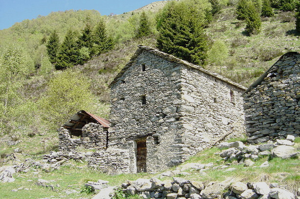 Verlassene Steinhütten auf der Alpe Fossada