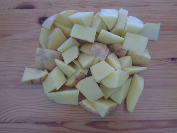 Kartoffeln in Stücke schneiden