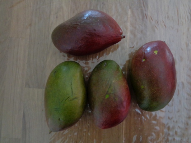 4 Mangos (etwa 600 Gramm)